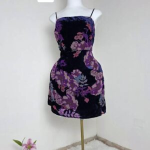 New Arrivals vestido casual floral negro y morado